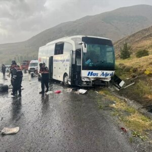 Sivas’ta Yolcu Otobüsü Kaza Yaptı