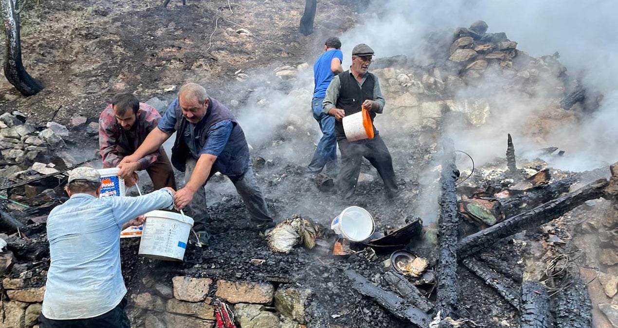 artvin yusufelinde 3 katli evde yangin cikti ev kullanilamaz hale geldi DLrNqqWD