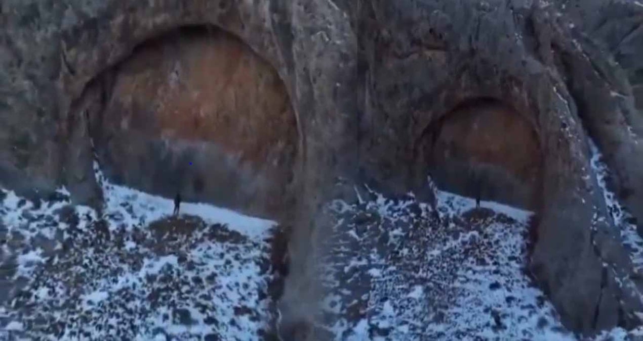 daglarin ortasinda goruntulenen 12 metrelik kapi panik yaratti bir uzayli ussu ya da antik bir medeniyet av86NcRl