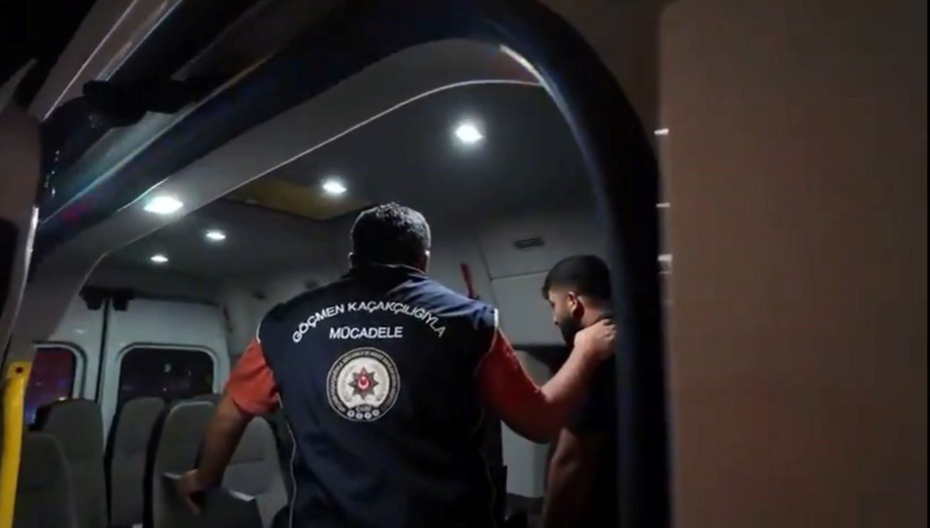 iki sehirde gocmen operasyonu 19 duzensiz gocmen yakalandi XKCMqirQ