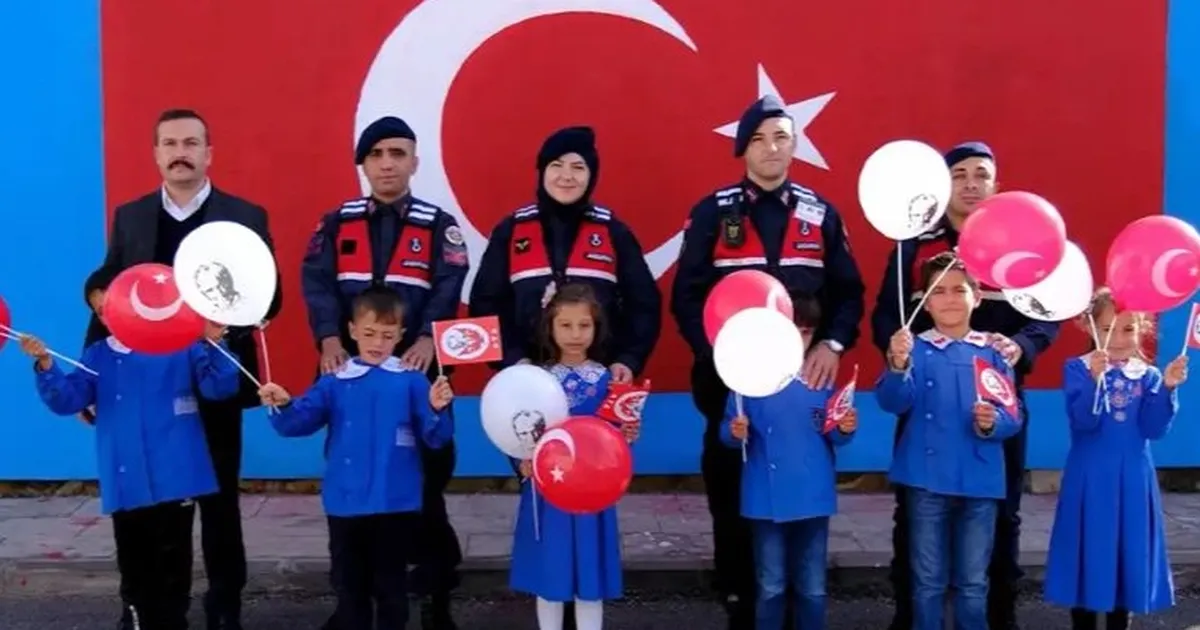 askerler ogrencilerle birlikte okul duvarina turk bayragi cizdi dqhFWvh6.webp