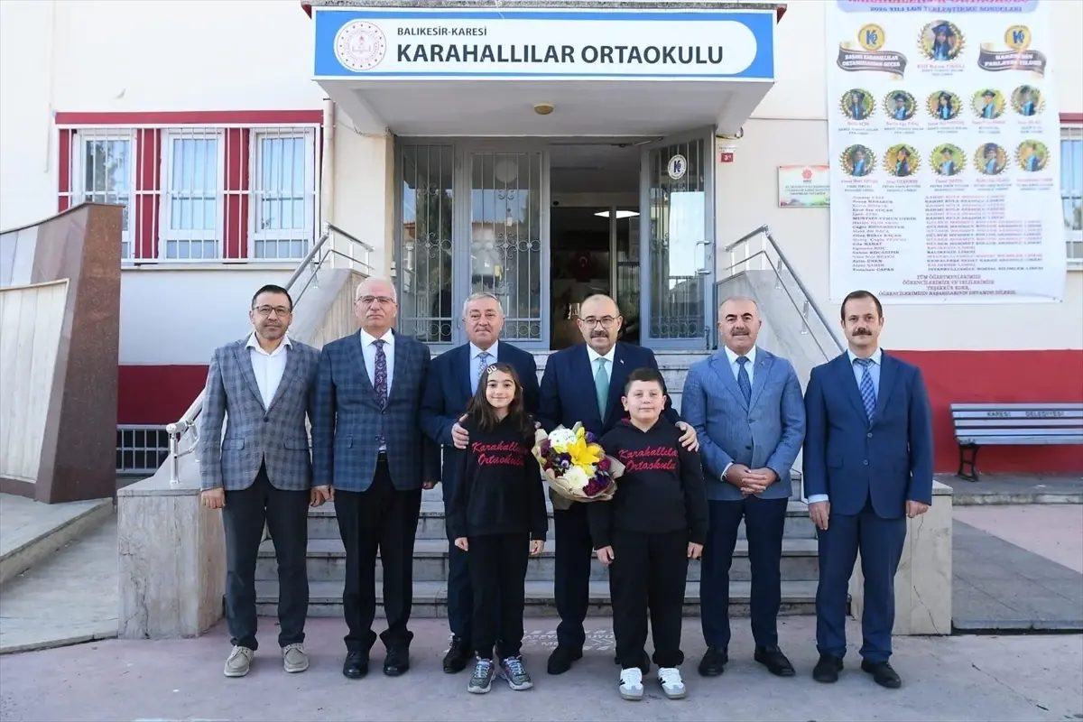 balikesir valisi ustaoglu karahallilar ortaokulunu ziyaret etti 3CaZiGBO.jpg