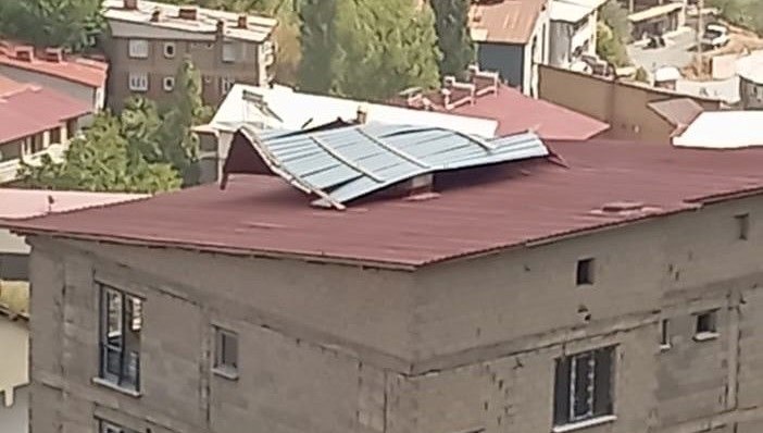 meteoroloji uyarmisti firtina catilari ucurdu 1Gx2Nkdf.jpg