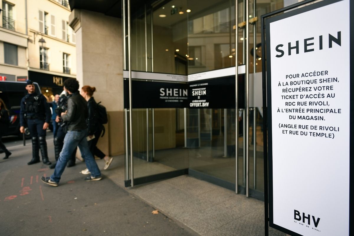 hizli moda markasi shein paristeki acilisinda protestolarla karsilasti 6s7C1nHv.jpg