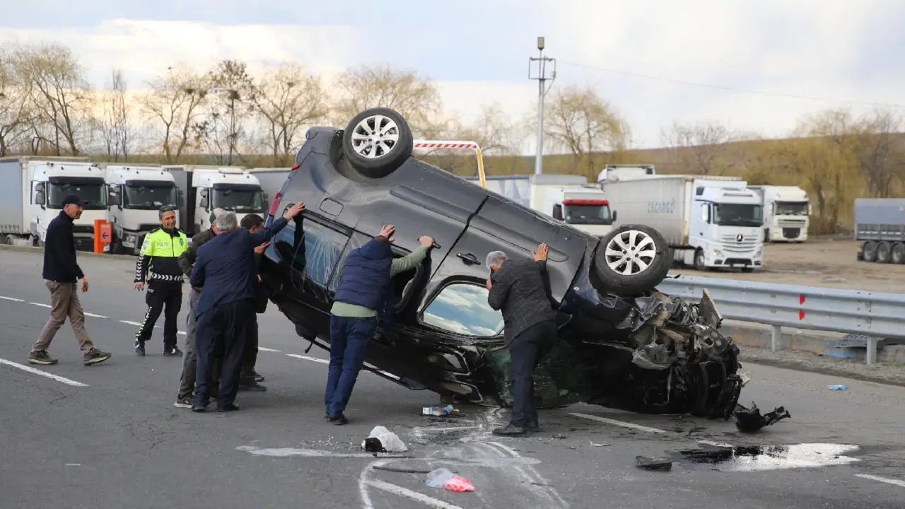 Erzurum’da Ticari Araç Otomobile Çarptı: 4 Yaralı