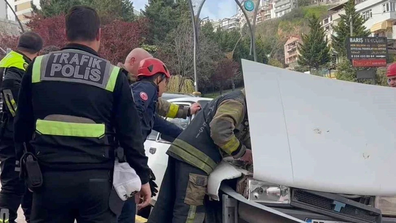 Kocaeli’de Fren Arızası Sonucu Otomobil Bariyerlere Çarptı