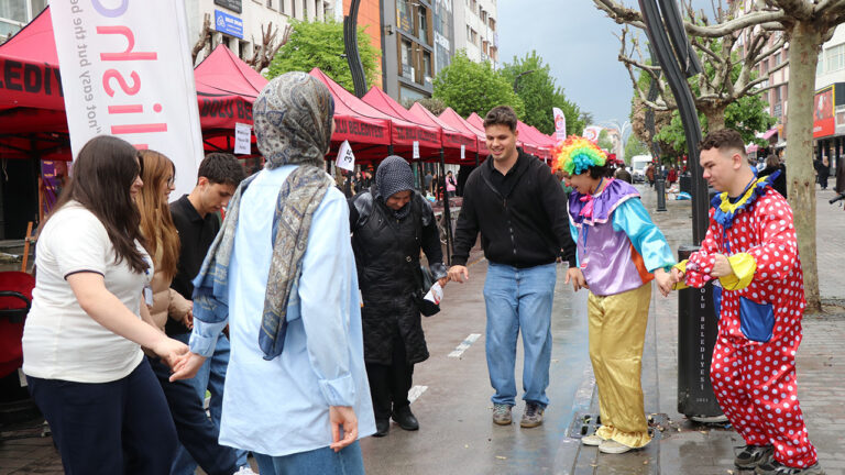 boluda-dolu-gitti-halay-geldi-beyaza-burunmus-caddede-renkli-goruntuler-hUlkTXlN