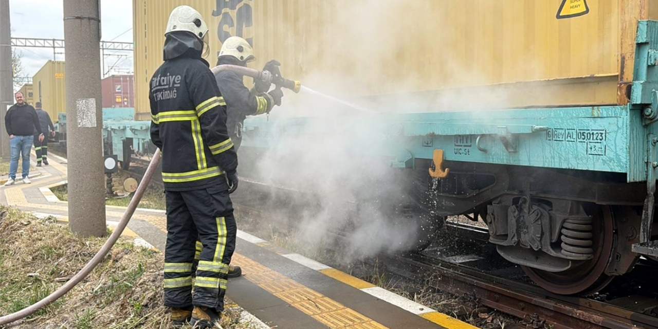 Çorlu Tren Garı’nda Yük Treni Vagonunda Yangın Çıktı
