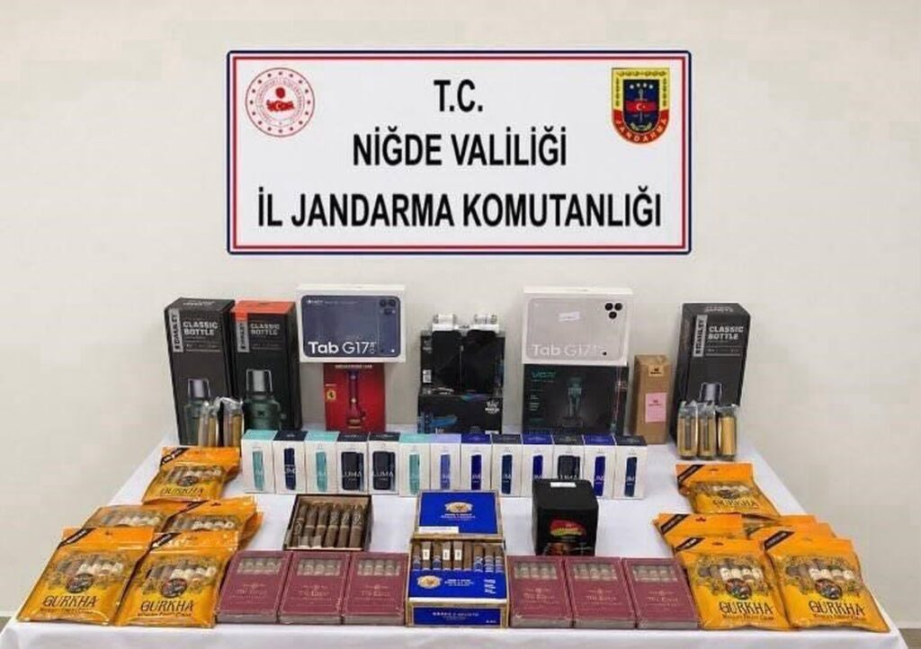 nigde-ulukislada-yol-kontrolunde-168-puro-ve-kacak-elektronik-urun-ele-gecirildi-WbVIg4UY